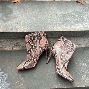 Vince Camuto Brown Snakeskin Ankle Boots Sz 8.5 Worn 1x  4” Heel Mob Wife Baddi